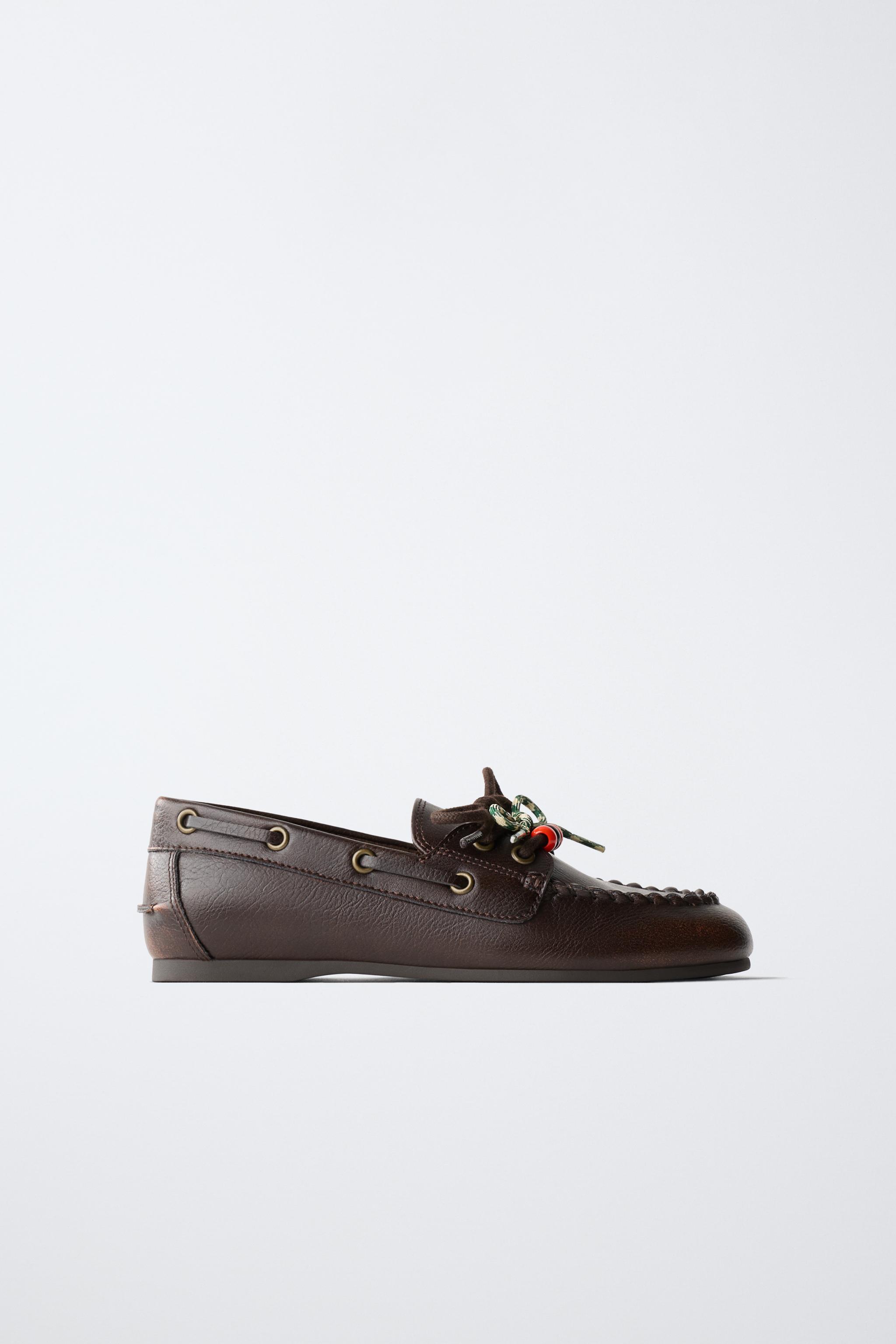 LACE-UP BOAT SHOES